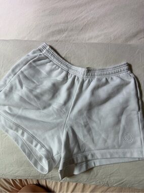 White VUORI Women's Elastic Waist Athletic Shorts